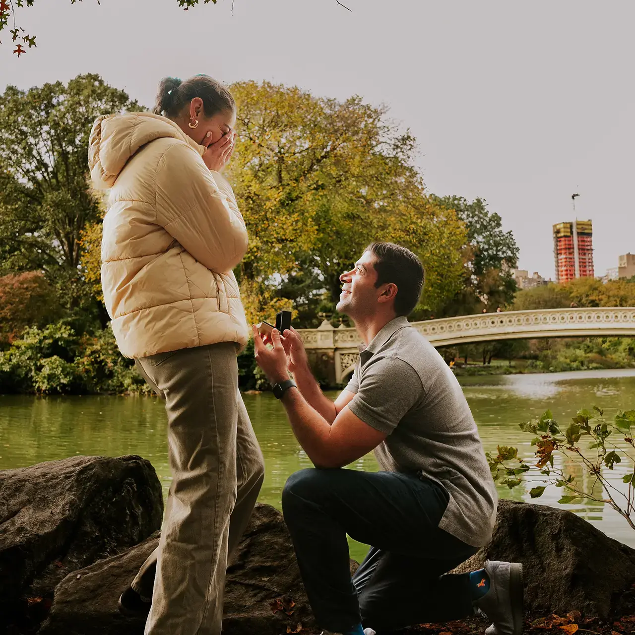 Engagement photography in Central Park, New York — Pablo & Caro | AURA